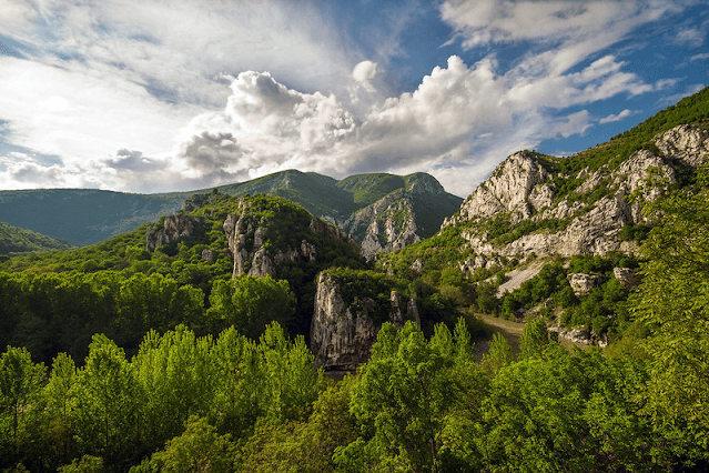 Come Face to Face with the “Eyes of God” – Prohodna Cave, Bulgaria
        ~ 
        Kuriositas - Featured Image