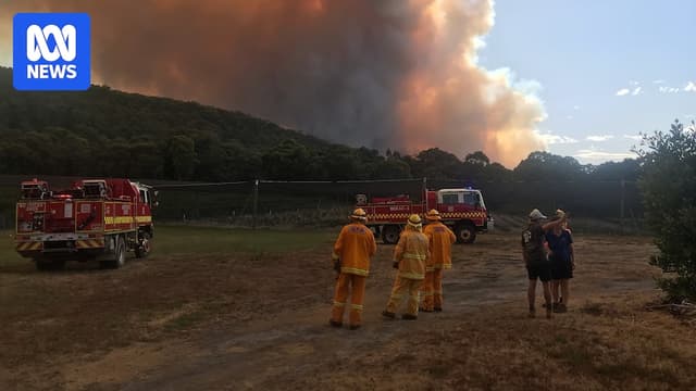 More than 1,100 properties under evacuation warnings for Otways fire before extreme weather hits on Tuesday - ABC News - Featured Image