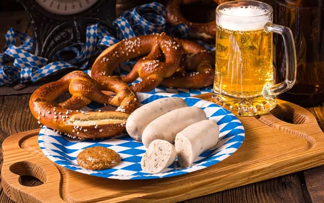 Bayerische Spezialitäten – Typisches Essen & Traditionen - Blog - BAYERN - Featured Image