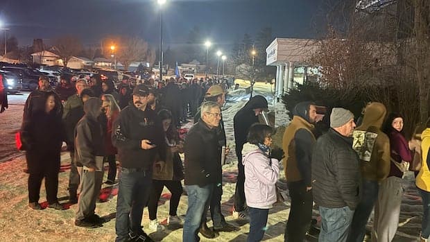 Long lineups in central Alberta to sign petition for province to leave Canada | CBC Accessibility - Featured Image