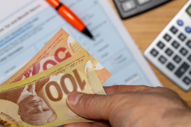 Canadians are getting increased CPP, OAS payment next week | National - Featured Image