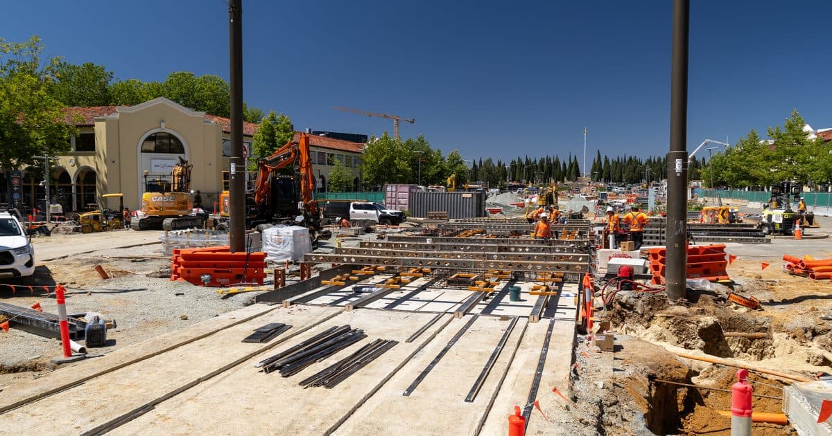 WATCH: First track laid on 1.7 km light rail extension to Commonwealth Park | Region Canberra - Featured Image