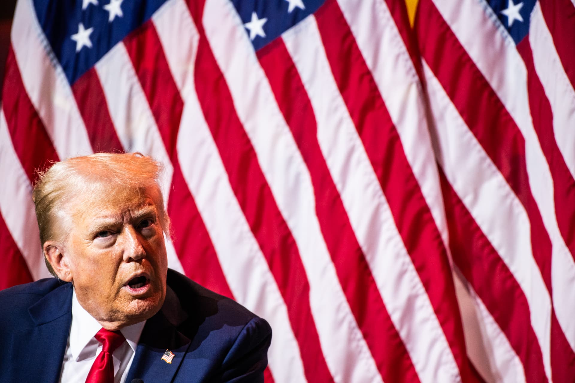 Trump Again Threatens To Withhold Federal Funding To Sanctuary Cities Including Chicago - Featured Image