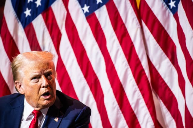 Trump Again Threatens To Withhold Federal Funding To Sanctuary Cities Including Chicago - Featured Image