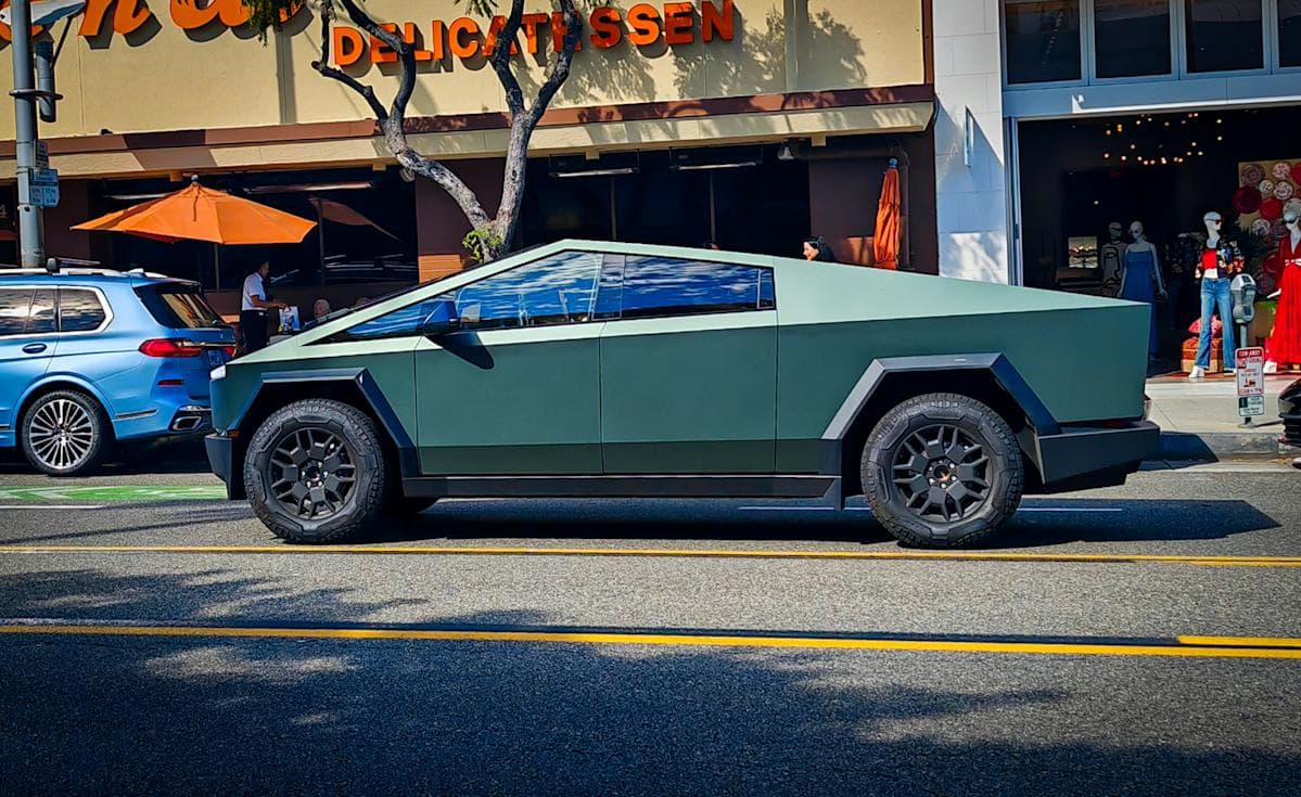 Tesla's Full Self-Driving is switching to a subscription-only service - Featured Image