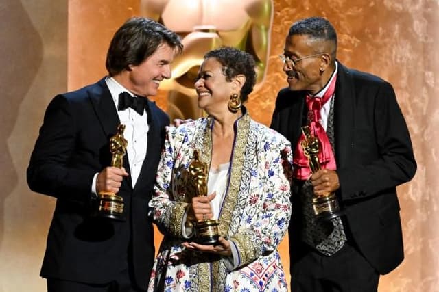 Tom Cruise Finally Gets His Oscar At Star Studded Governors Awards - Featured Image