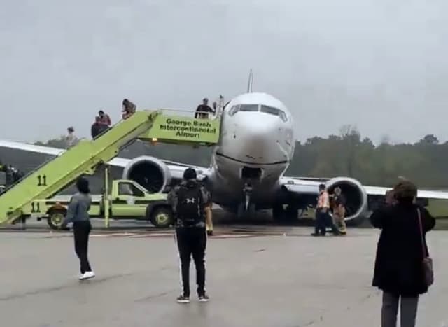 United Captain Runs 737 Off Runway: The Cockpit Voice Recorder Is Fascinating - One Mile at a Time - Featured Image