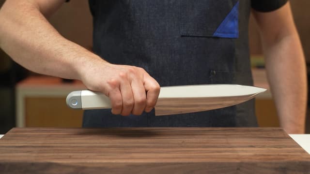 'World's First' Ultrasonic Chef's Knife Vibrates 40,000 Times Per Second for Easy Cutting - Featured Image