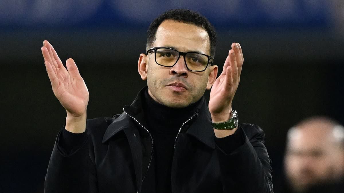 Chelsea stars summoned for meeting where they're told 'wash your hands!' amid squad virus outbreak that's left new boss Liam Rosenior struggling | Daily Mail Online - Featured Image