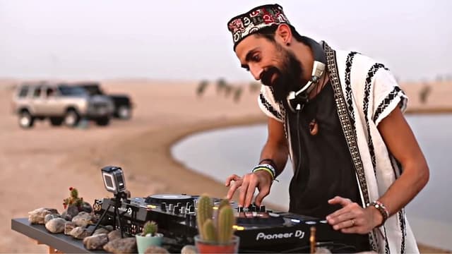 Special K live at Crescent Moon Lake, Dubai (UAE) for Cafe De Anatolia - Featured Image