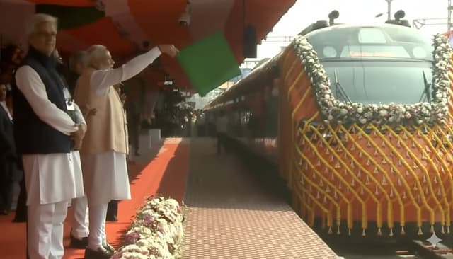 PM Modi flags off India’s 1st Vande Bharat Sleeper train from Malda – check inaugural run details - Featured Image