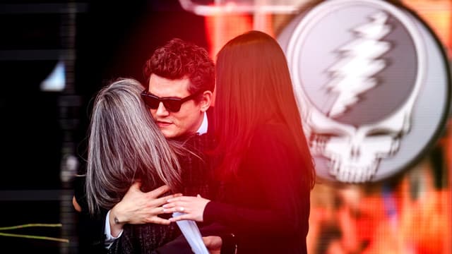 Thousands of fans celebrate life of legendary Grateful Dead guitarist Bob Weir in San Francisco - Featured Image