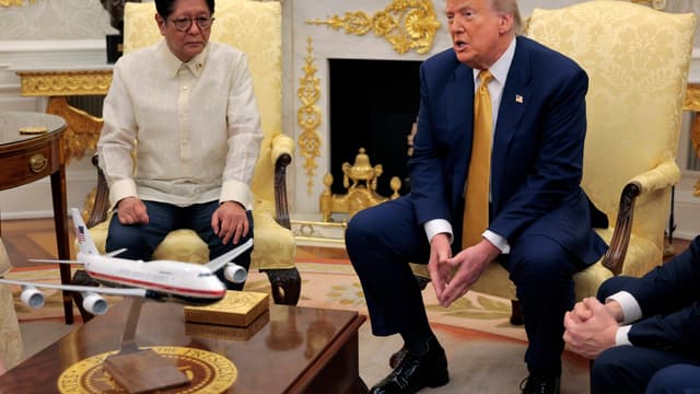 Trump deflects questions about Epstein probe with accusations about Obama - Featured Image