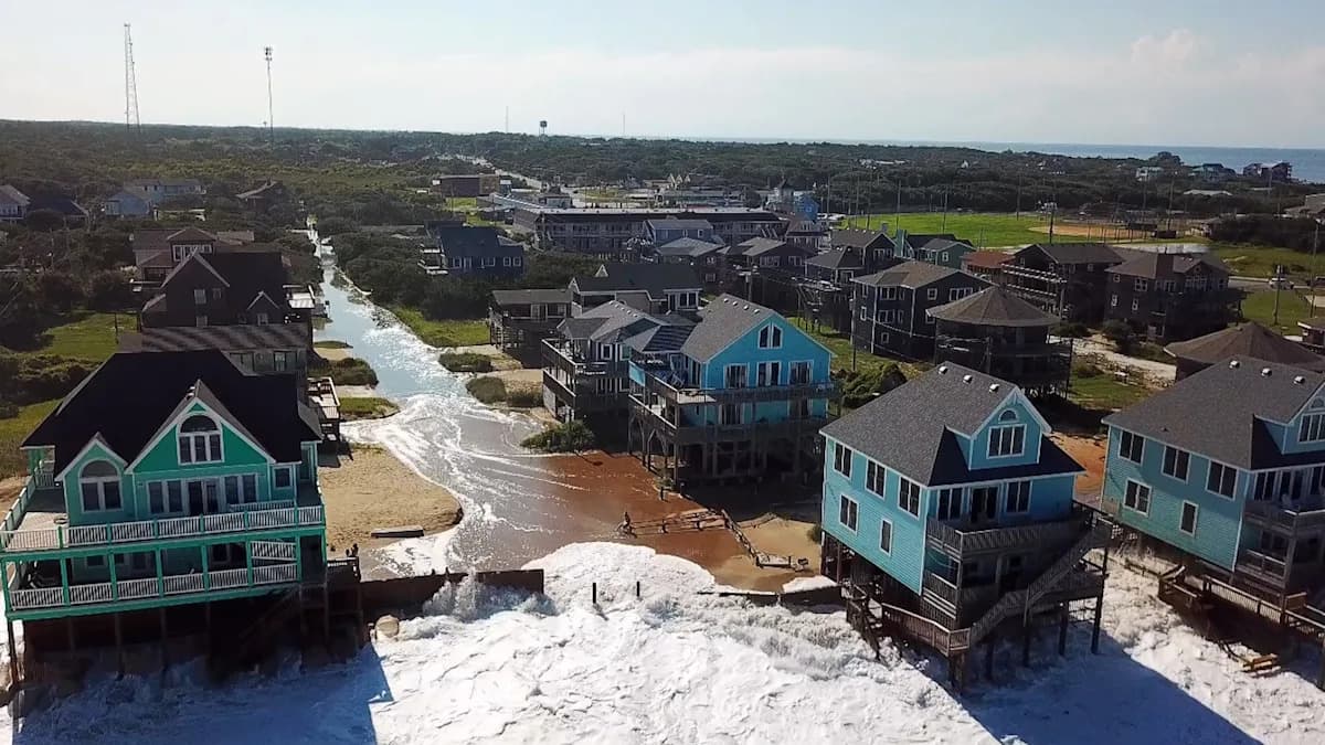 Hurricane Erin waves slam into North Carolina homes: Watch - Featured Image