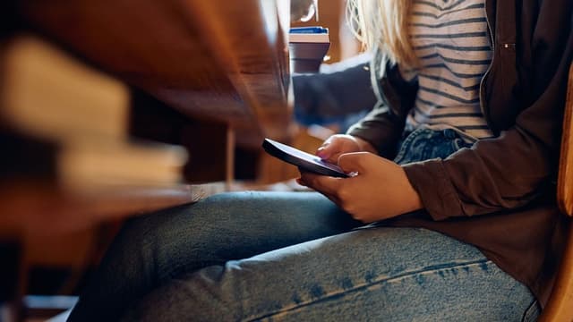 Classroom cell phone ban passes Michigan House with overwhelming support - Featured Image