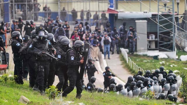 Guatemala declares state of siege after gang violence - Featured Image