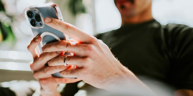 Former congressional employee charged with swiping nearly 250 government cellphones - Featured Image