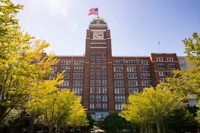 Starbucks employees to return to the office four days a week — or take a payout - Featured Image