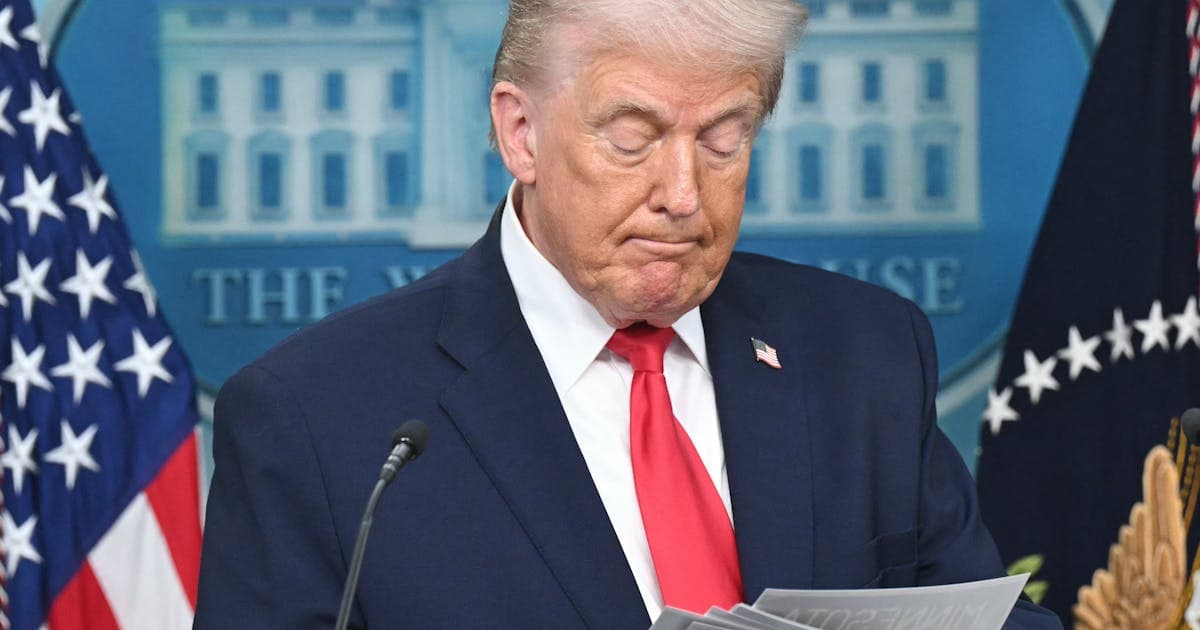 Trump, 79, Kicks Off Press Conference by Reading Aloud to Himself | The New Republic - Featured Image