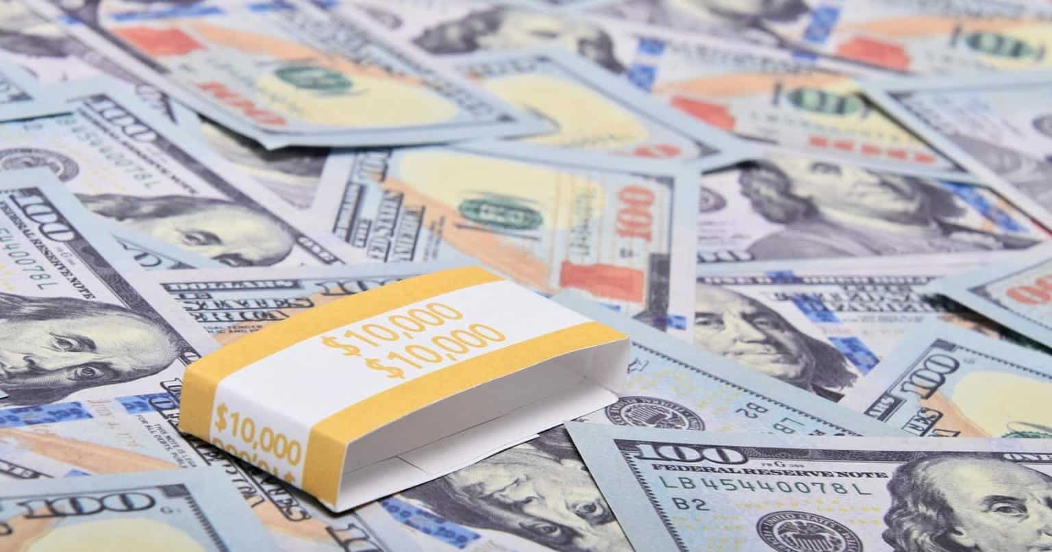 Economist Says The World Is Preparing To Pull The Rug On The U.S. Dollar. Americans Aren’t Ready For What That Means For Prices And Interest Rates - Featured Image