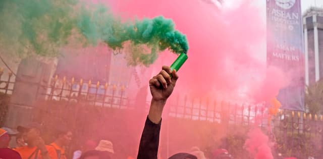 Inequality alone doesn’t cause civil unrest – but internet access adds the crucial spark - Featured Image