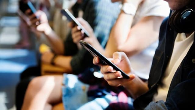 Smartfony ograniczają zainteresowanie uczniów nauką | Nauka w Polsce - Featured Image