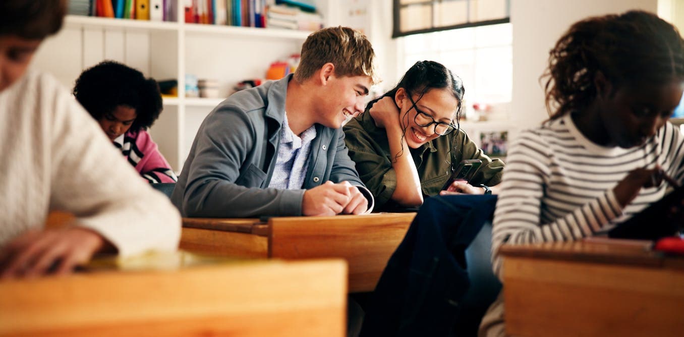 Evidence for link between digital technology use and teenage mental health problems is weak, our large study suggests - Featured Image