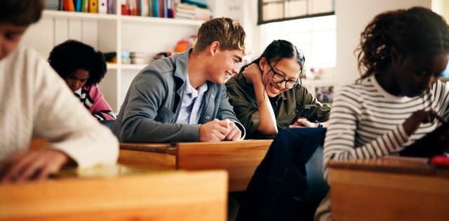 Evidence for link between digital technology use and teenage mental health problems is weak, our large study suggests - Featured Image