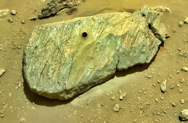 “A Potential Biosignature is Awaiting Return Now”: Congress Abandons Retrieval of Martian Rocks That May Hold Evidence of Extraterrestrial Life - Featured Image