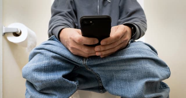 Smartphone scrolling on the toilet linked to higher hemorrhoid risk - Featured Image