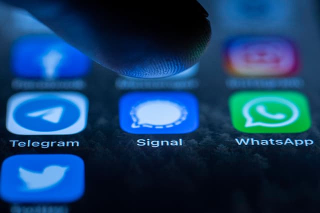 Hackers Bypass Signal, Telegram And WhatsApp Encryption To Read Messages - Featured Image