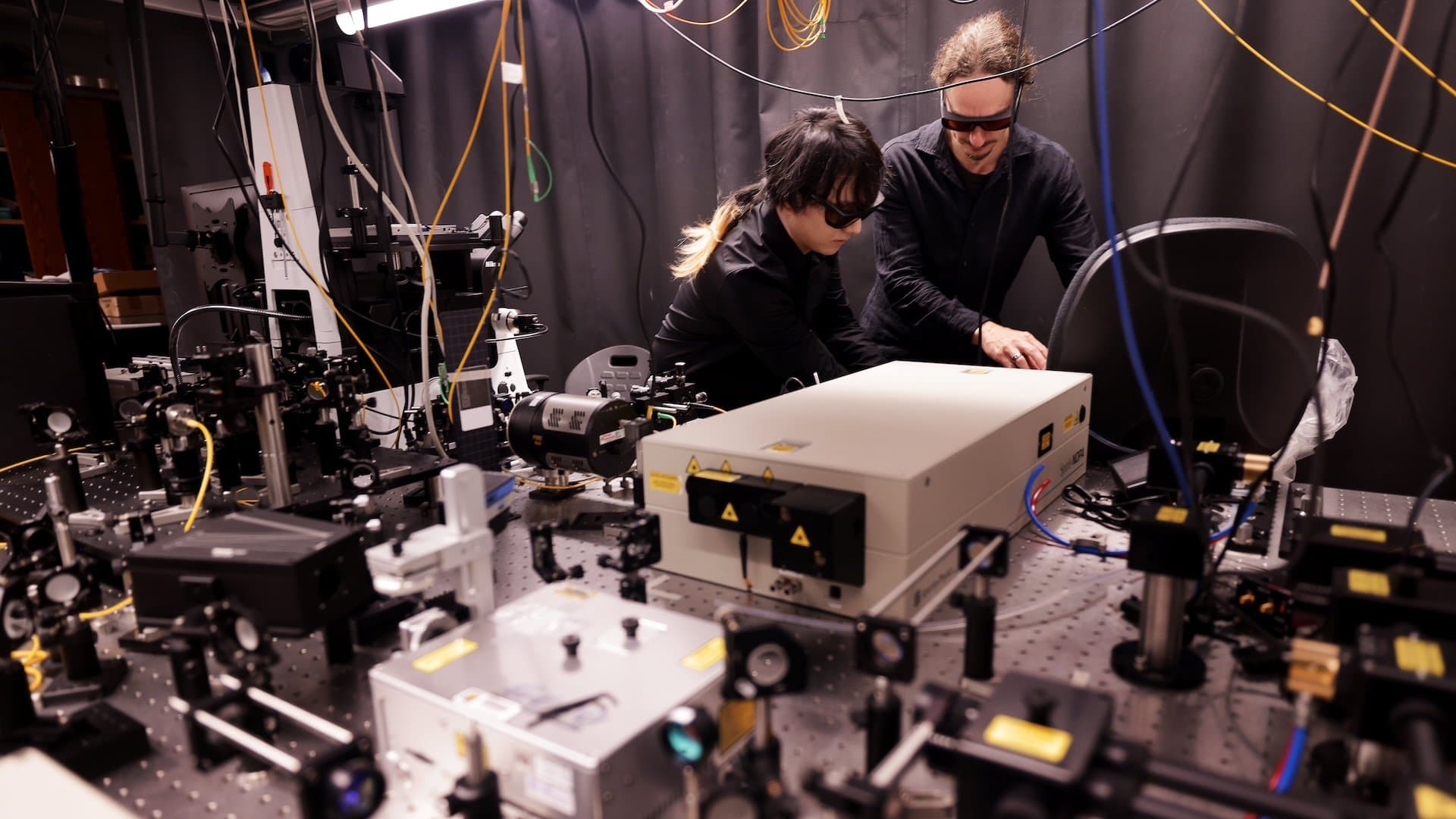 Breakthrough Optoexcitonic Switch Technology Promises Heat-Free Electronics - Featured Image