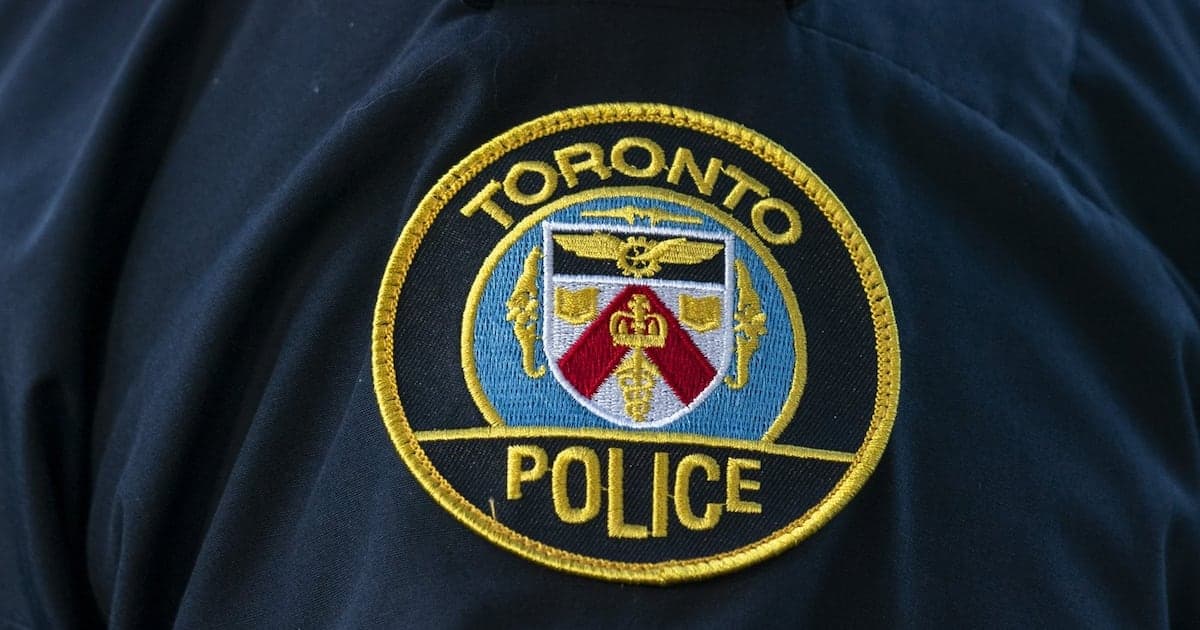Toronto police officer accused of stealing bank cards, passports - Featured Image