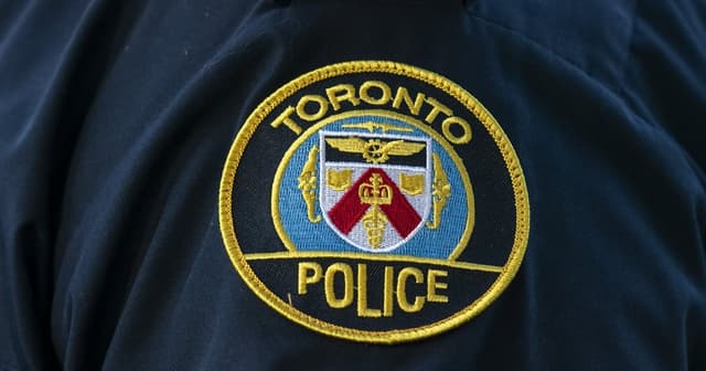 Toronto police officer accused of stealing bank cards, passports - Featured Image