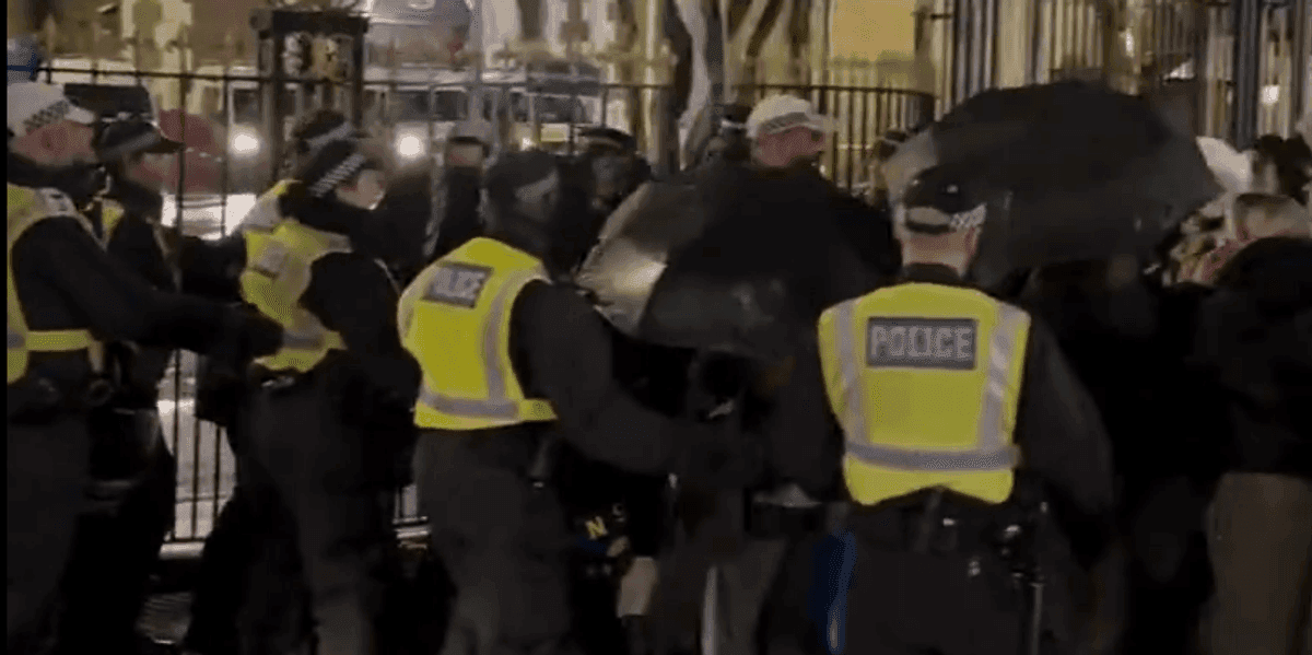 Wormwood Scrubs: Pro-Palestine mob break into London prison as police make multiple arrests - Featured Image