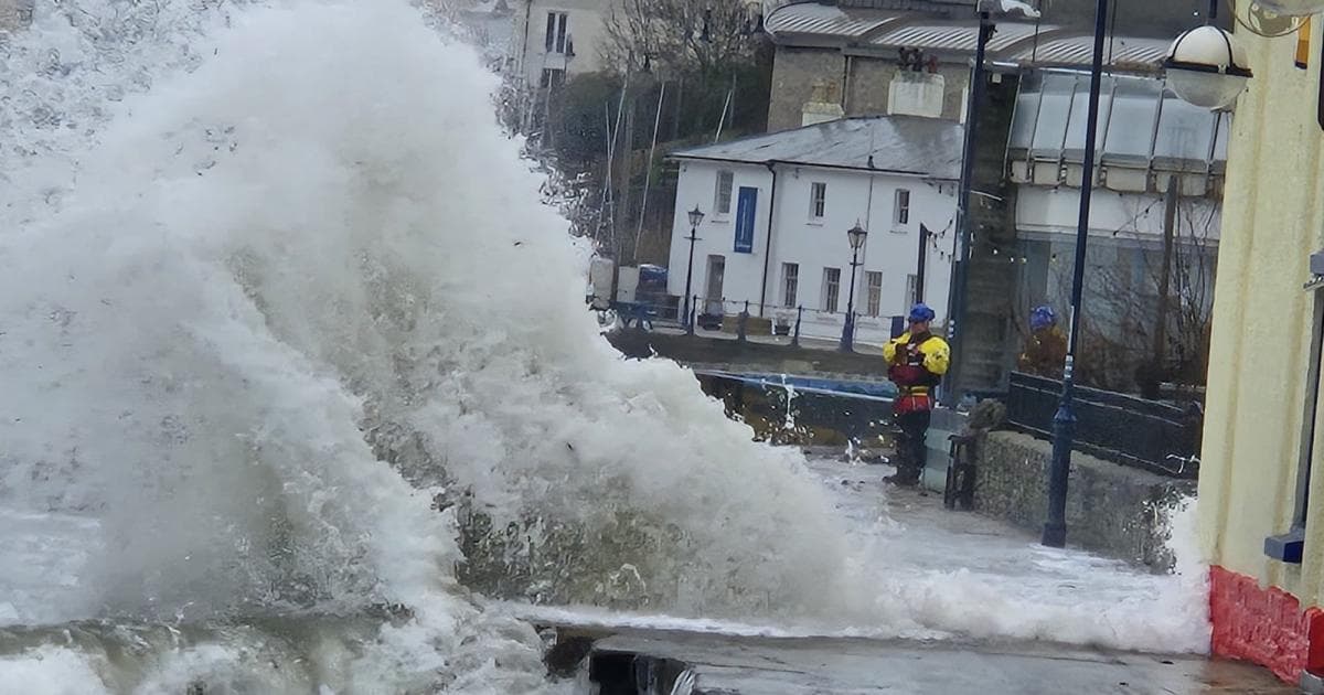 Swanage seafront blocked off for public safety due to waves | Bournemouth Echo - Featured Image
