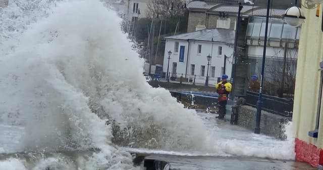 Swanage seafront blocked off for public safety due to waves | Bournemouth Echo - Featured Image